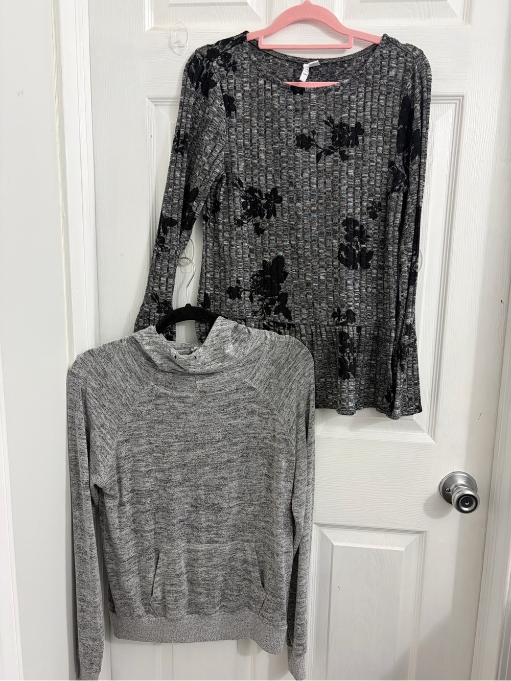 Elle Gray Floral Ribbed Top and Heathered Gray Cowl Pullover Duo. Size XS